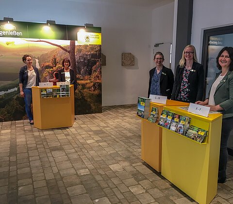 Naturpark-Mitarbeiterinnen begrüßten die Markentag-Teilnehmer im Foyer