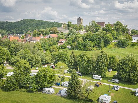 Campingplatz von oben mit Burg Pappenheim im Hintergrund.