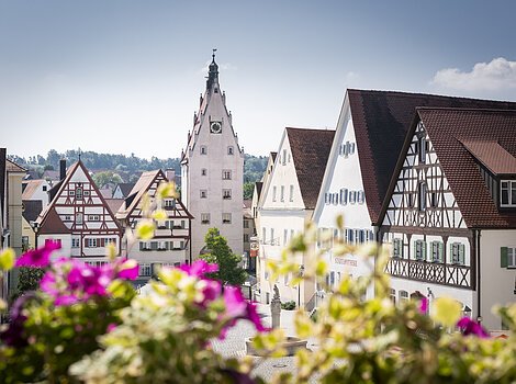 Ausblick aus dem Monheimer Rathaus auf das Wahrzeichen der Stadt Monheim „Oberer Torturm mit den Moserhäusern“