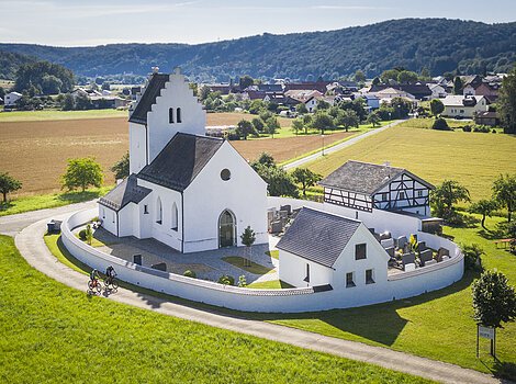Radler vor Kirche in Böhming