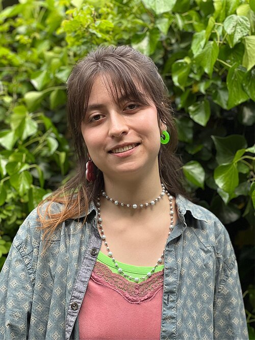 Mitarbeiterin Sophia Schwarzmann im Biotopgarten des Informationszentrum Naturpark Altmühltal.