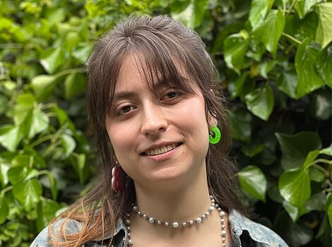 Mitarbeiterin Sophia Schwarzmann im Biotopgarten des Informationszentrum Naturpark Altmühltal.
