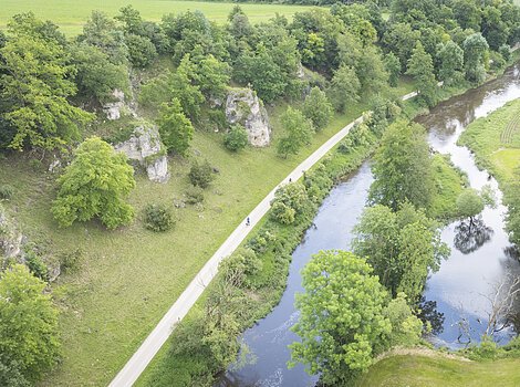 Die Altmühl aus der Vogelperspektive mit Trockenrasen, Kalkfelsen am Altmühltal-Radweg.