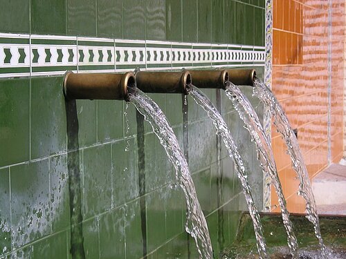 Typischer spanischer Brunnen mit grünen Fliesen und Zierborte im andalusischen Vélez Blanco im Partnernaturpark Sierra María - Los Vélez.