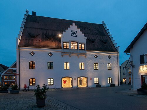 Außenaufnahme vom Haus am Abend mit Beleuchtung von innen.