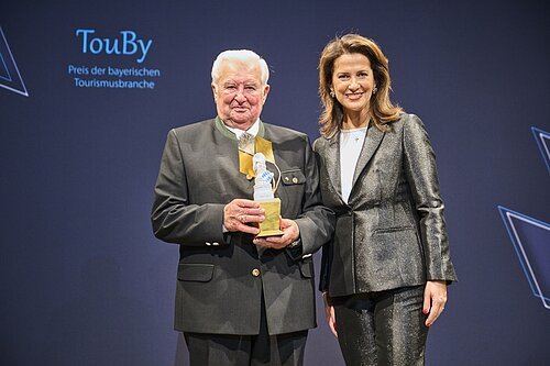 Tourismusministerin Michaela Kaniber mit dem Preisträger Karl Zettl.
