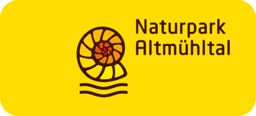 Logo Naturpark Altmühltal mit stilisierter Schnecke und Wellen auf gelbem Hintergrund