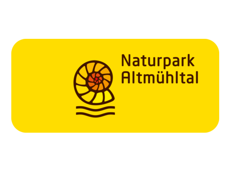 Logo Naturpark Altmühltal mit stilisierter Schnecke und Wellen auf gelbem Hintergrund
