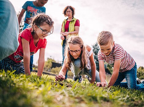 Jura-Bauernhof-Museum Hofstetten Kinder sitzen spielend am Boden
