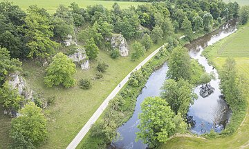 Die Altmühl aus der Vogelperspektive mit Trockenrasen, Kalkfelsen am Altmühltal-Radweg.