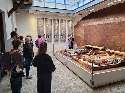 Archäologisches Museum Greding Führung im Zuge eines Touristiker-Gesprächs durch das Archäologische Museum in Greding. Betrachtet wird das rekonstruierte Höbinger Fürstengrab.
