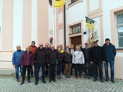 Teilnehmende des Beschilderungsseminar mit Seminarleiter Martin Gabriel (6. v. links) vor dem Informationszentrum im Naturpark Altmühltal.