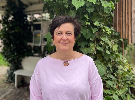 Christelle Michel im Biotopgarten des Informationszentrum Naturpark Altmühltal