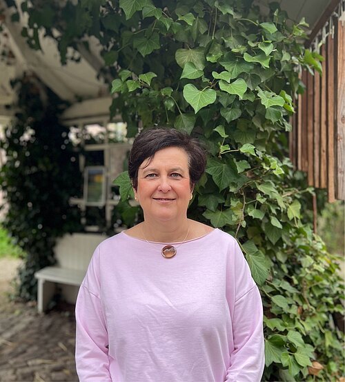 Christelle Michel im Biotopgarten des Informationszentrum Naturpark Altmühltal