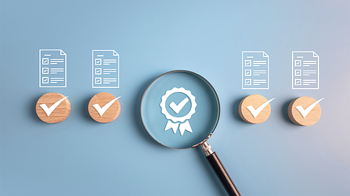 Lupe vergrößert Symbol für Qualitätssiegel, umgeben von vier Holzscheiben mit Häkchen und Dokumentensymbolen auf blauem Hintergrund.